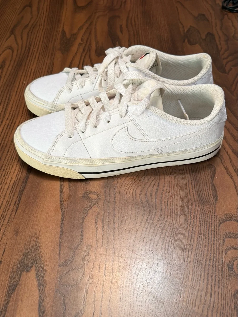 Nike white low